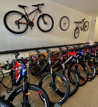 Werkstattbereich von Smirkbike mit geöffneter Fahrradgarage, mehrere Räder stehen zur Wartung