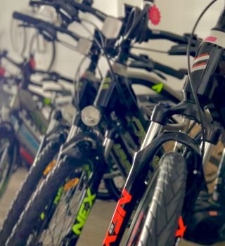 Werkstattbereich von Smirkbike mit geöffneter Fahrradgarage, mehrere Räder stehen zur Wartung