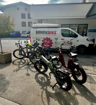 Außenansicht des Smirkbike Geschäftsgebäudes in Stans bei Sonnenschein