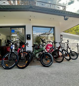 Außenansicht des Smirkbike Geschäftsgebäudes in Stans bei Sonnenschein