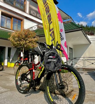Außenansicht des Smirkbike Geschäftsgebäudes in Stans bei Sonnenschein